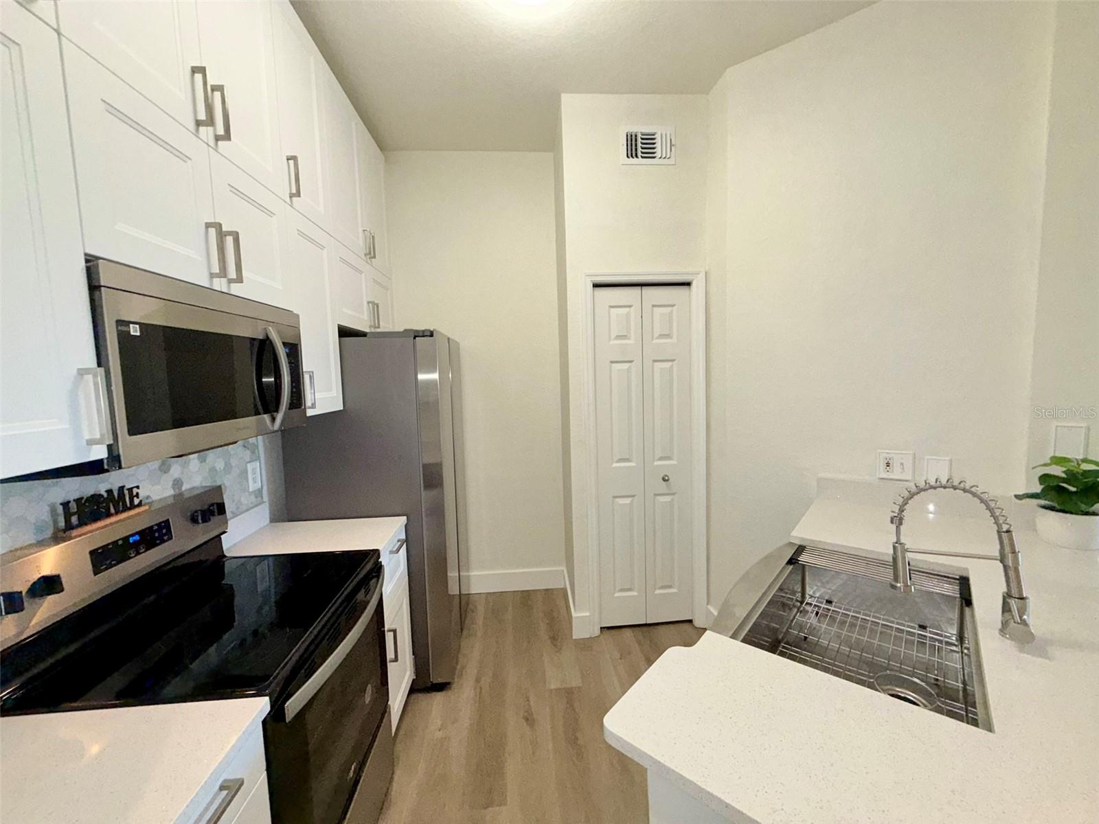 5152 NORTHRIDGE RD #302 — photo 10