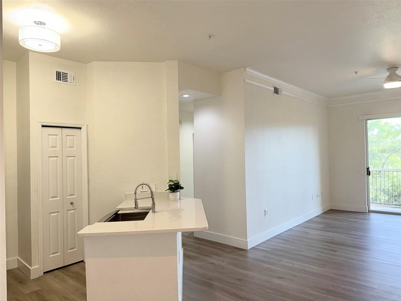 5152 NORTHRIDGE RD #302 — photo 6