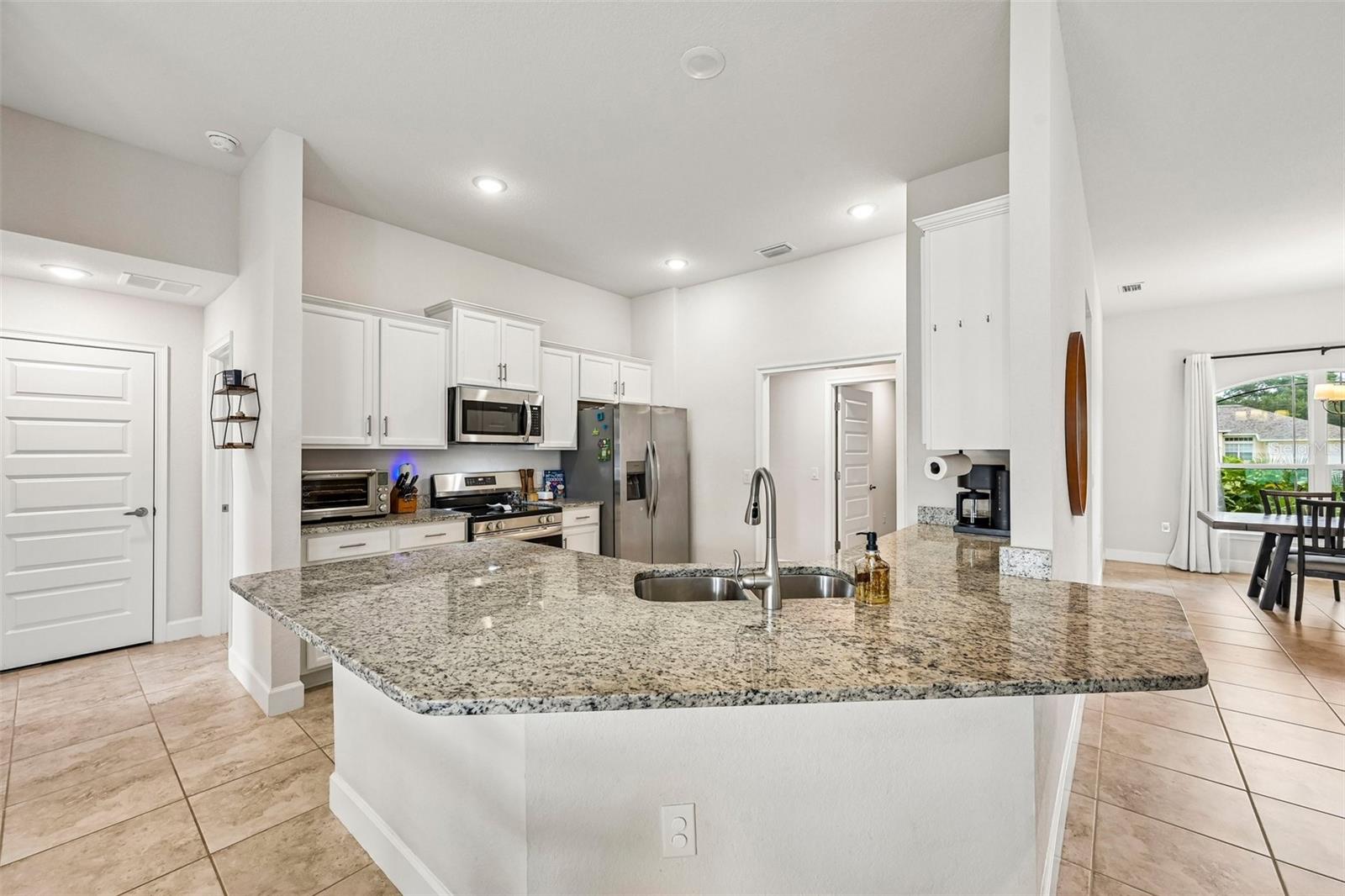 2718 N CHAMBERLAIN BLVD — photo 8