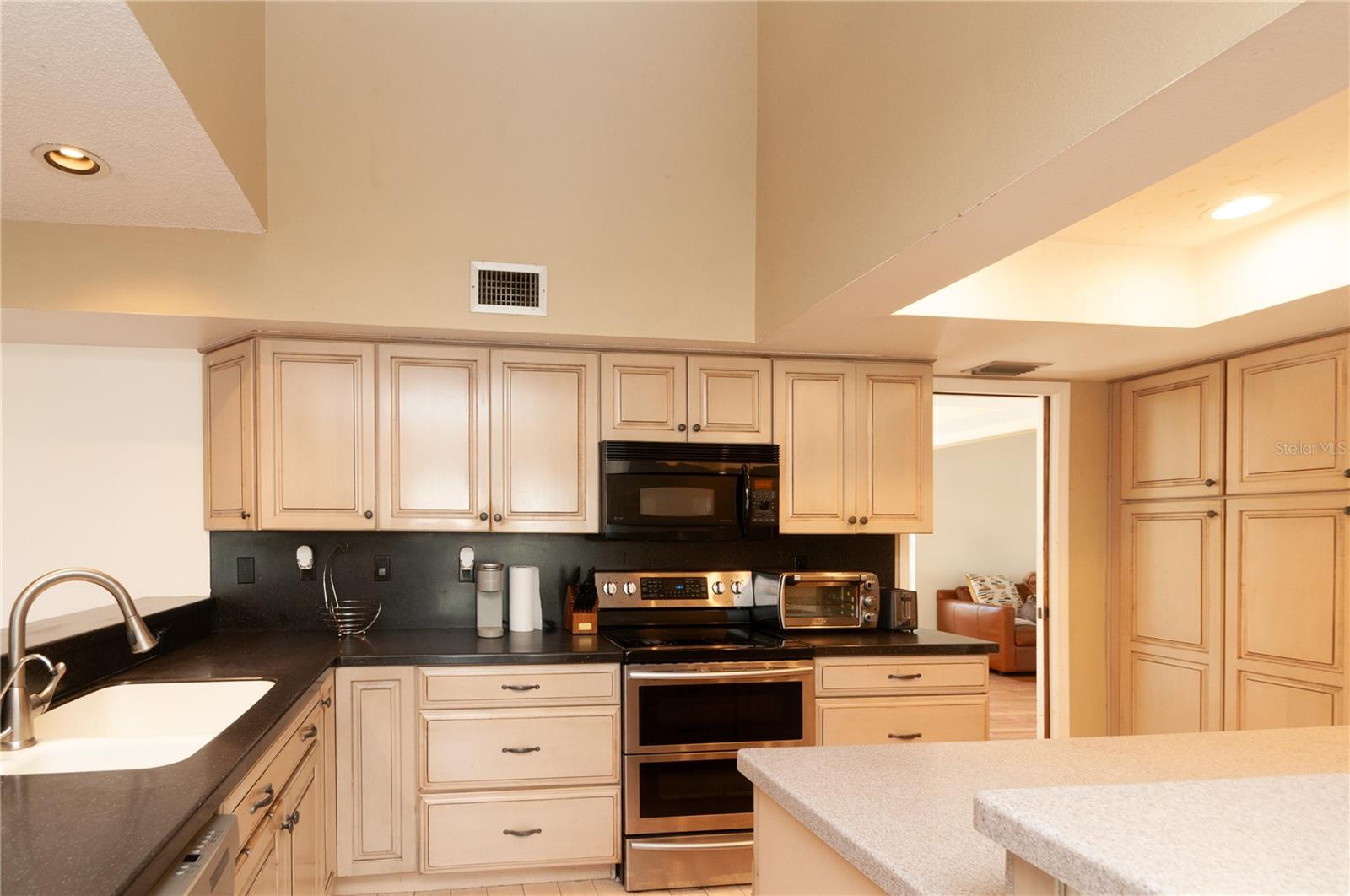 859 PINEWOOD TER W — photo 17