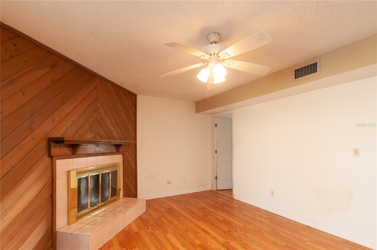 859 PINEWOOD TER W — photo 18