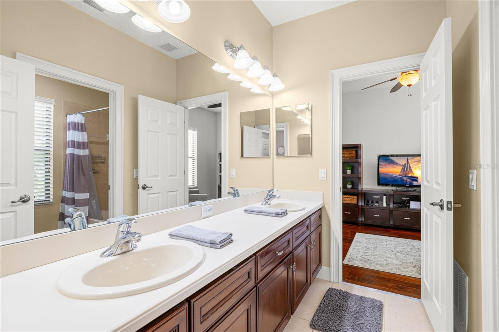 2675 LAKEBREEZE LN S — photo 43