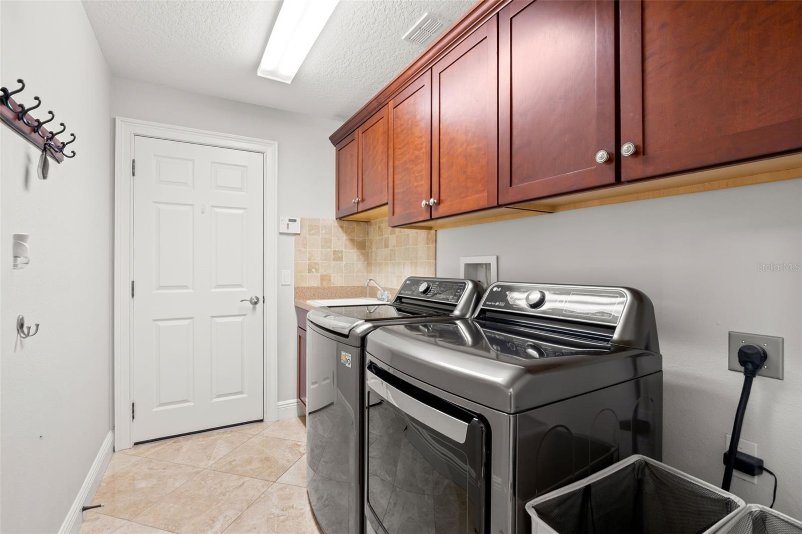 2675 LAKEBREEZE LN S — photo 52