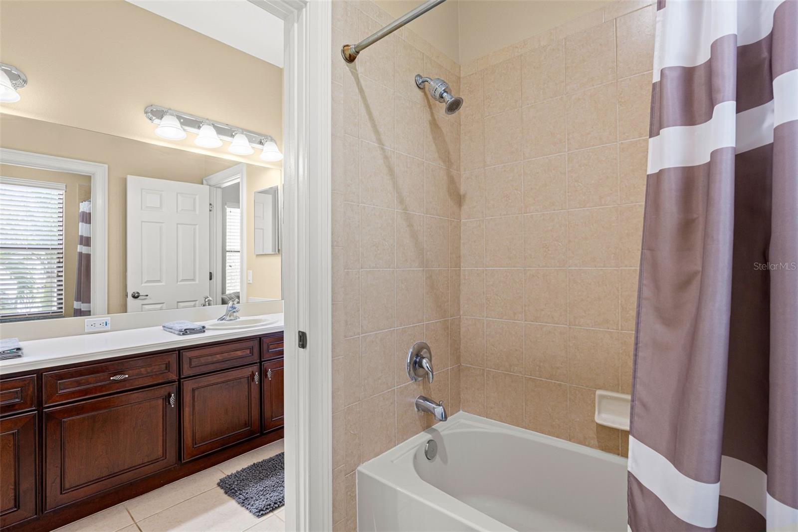 2675 LAKEBREEZE LN S — photo 46