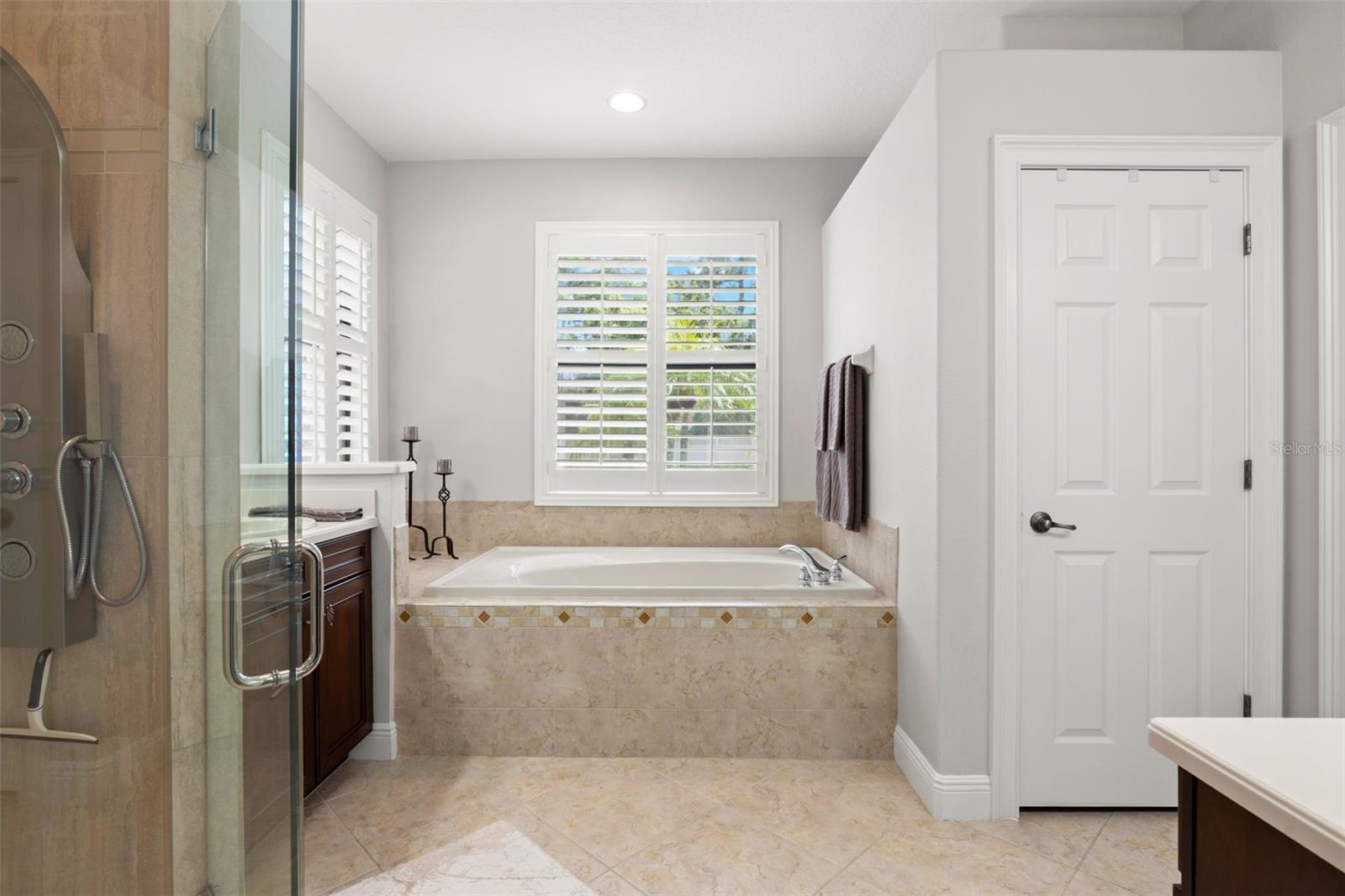 2675 LAKEBREEZE LN S — photo 36