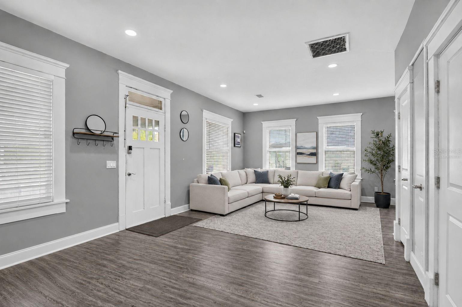 4014 N MARGUERITE ST — photo 5