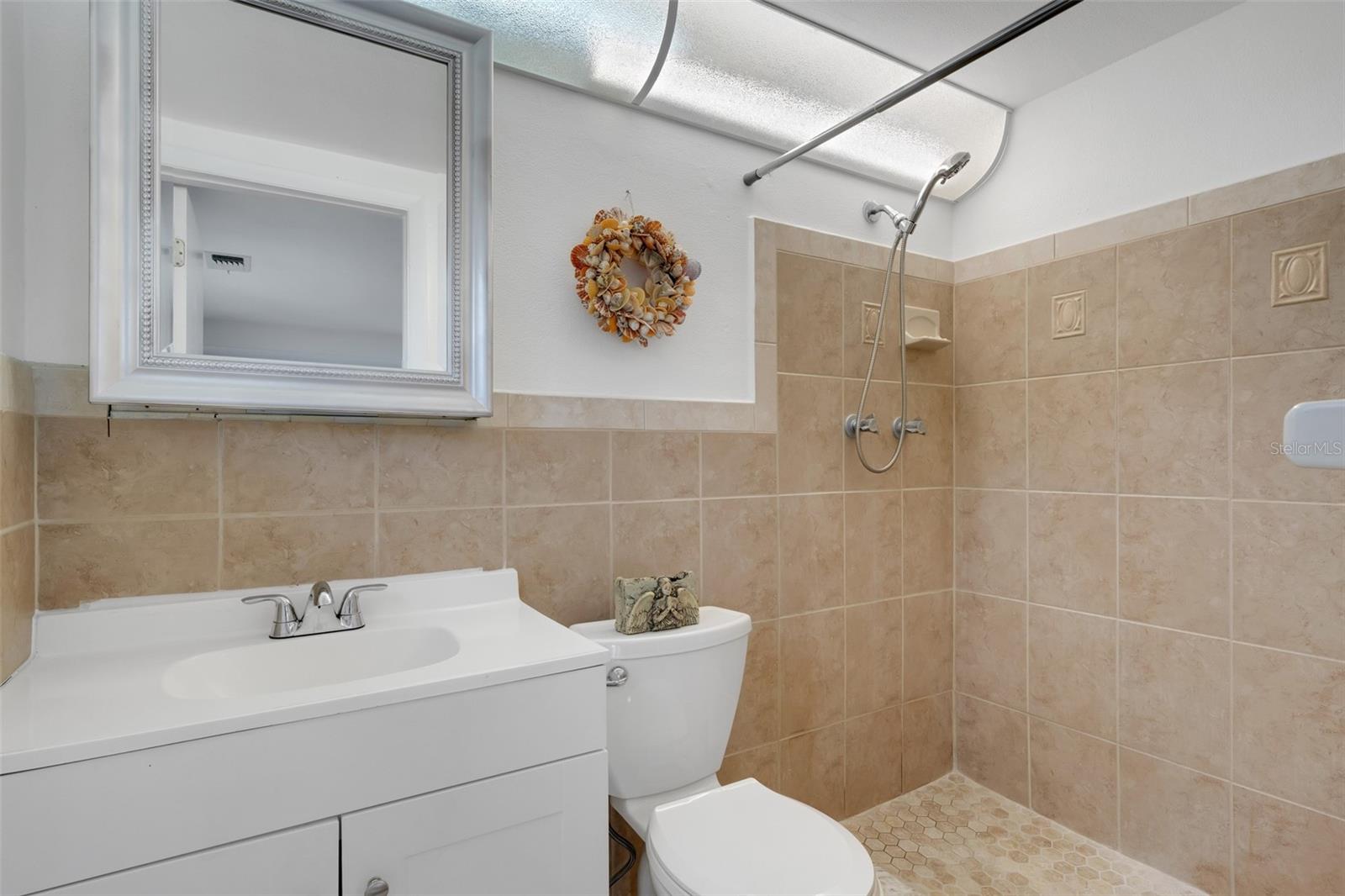 7234 OAKSHIRE DR — photo 18