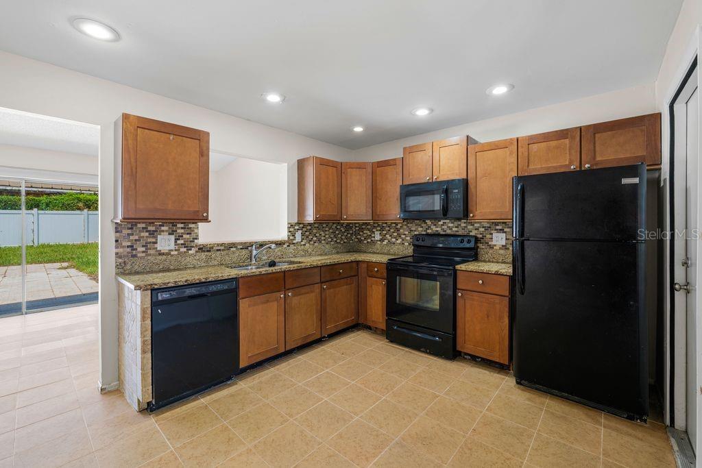 7504 N SANIBEL CIR — photo 35