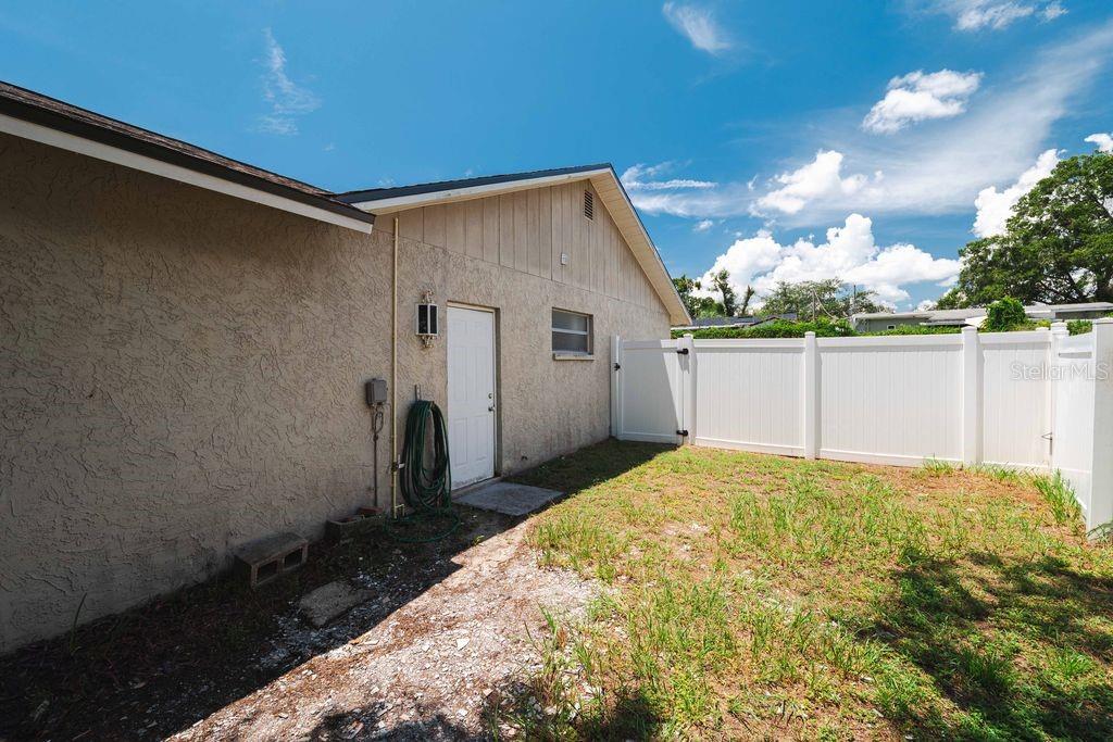 7504 N SANIBEL CIR — photo 6