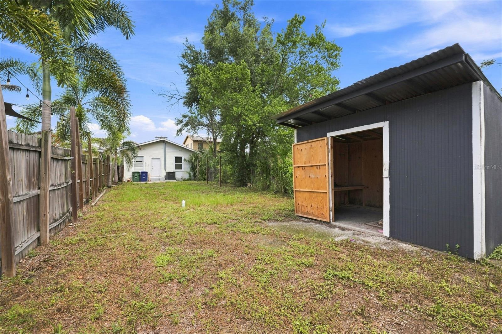 1609 E LAKE AVE — photo 24