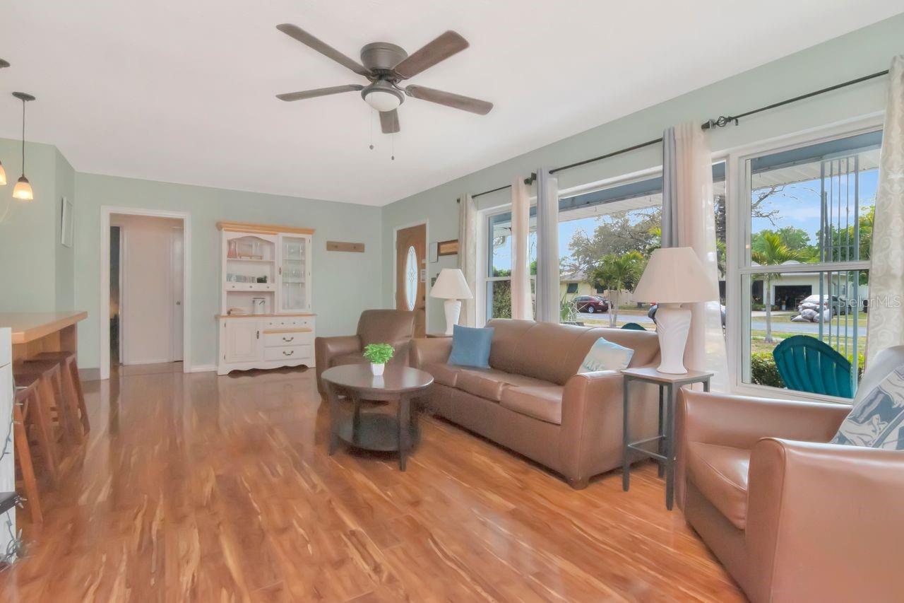 305 BAKER AVE — photo 9