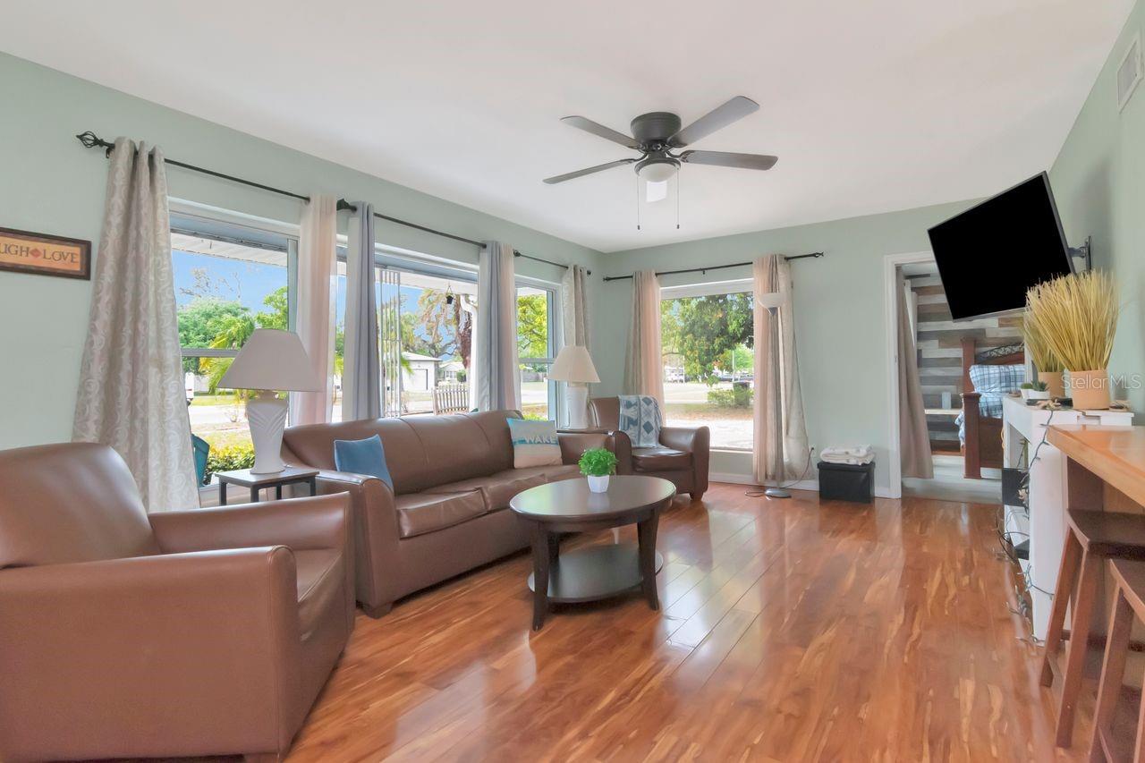 305 BAKER AVE — photo 10