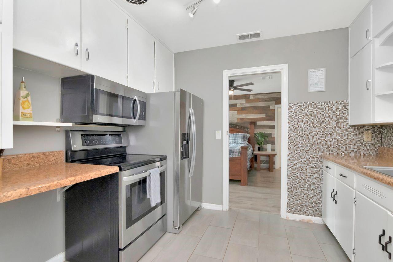 305 BAKER AVE — photo 17