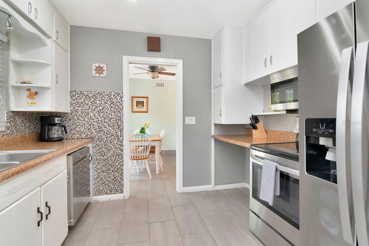 305 BAKER AVE — photo 18