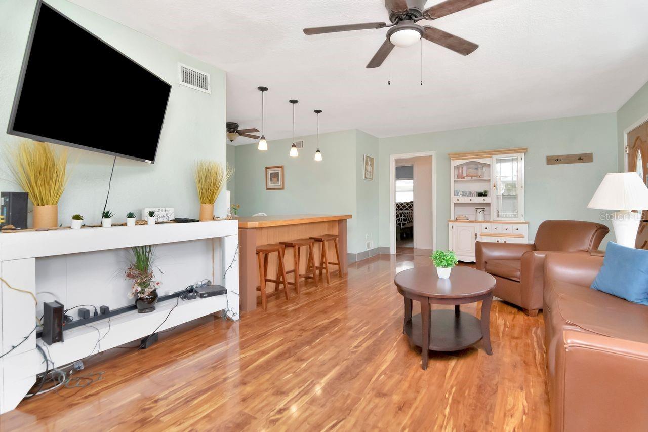 305 BAKER AVE — photo 8