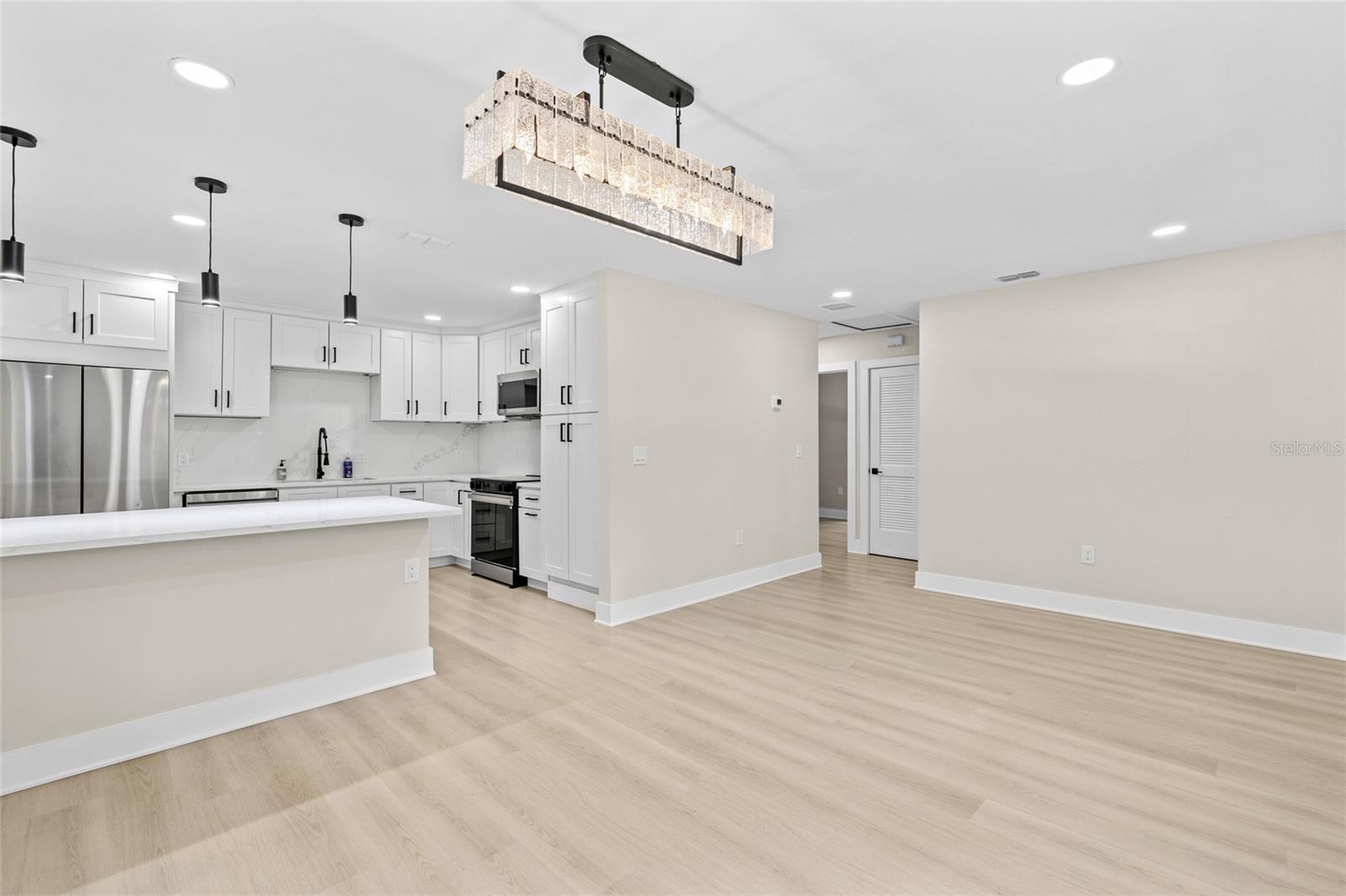 1104 S LOIS AVE — photo 8