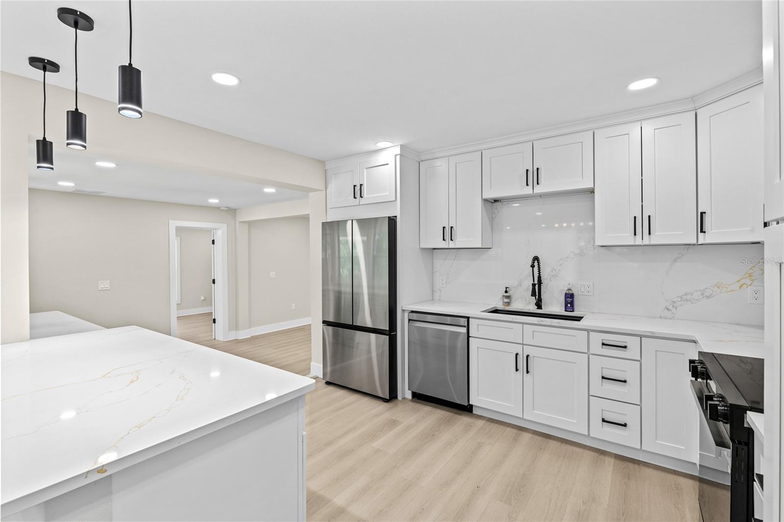 1104 S LOIS AVE — photo 9