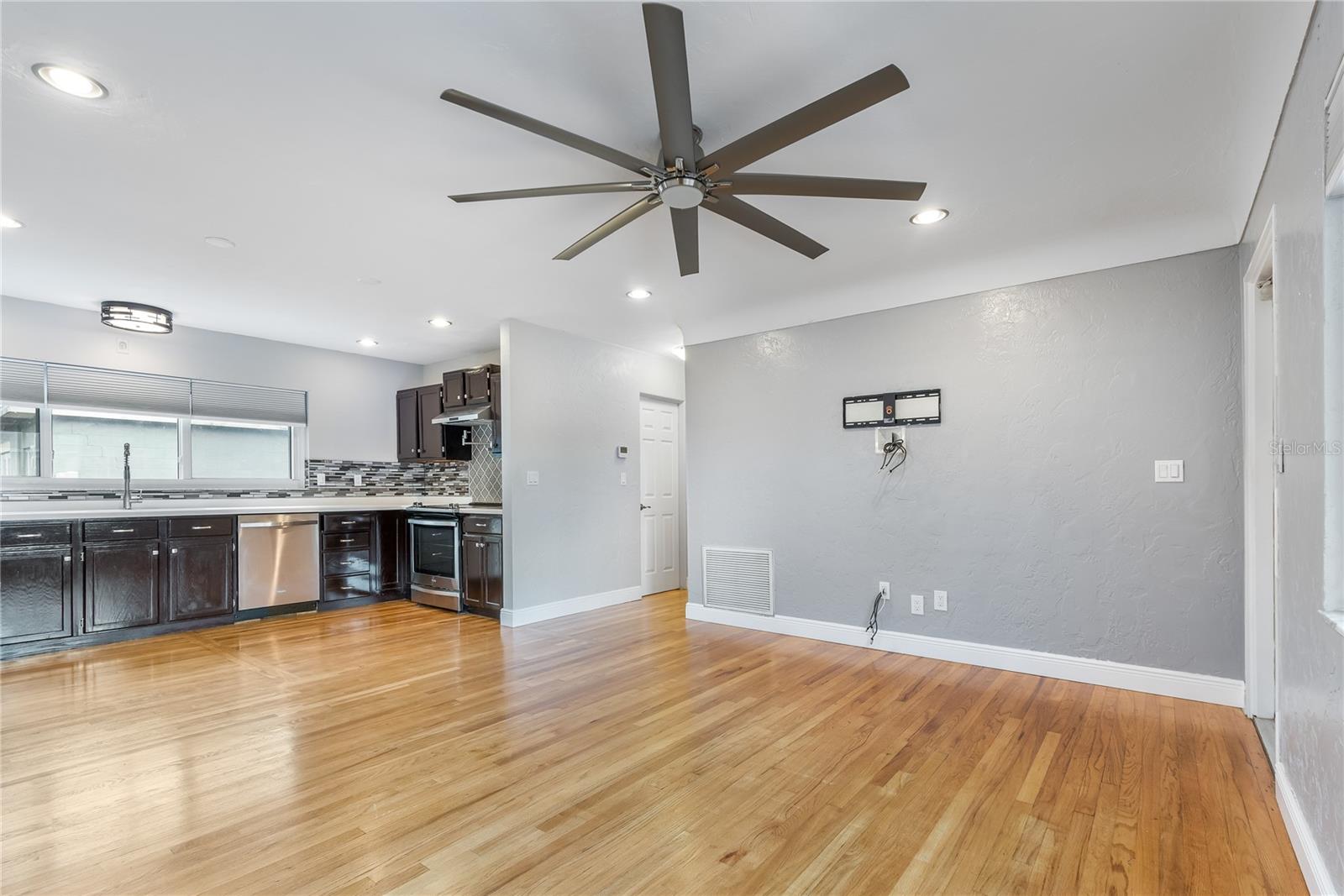 2501 LESLEE LAKE DR N — photo 18