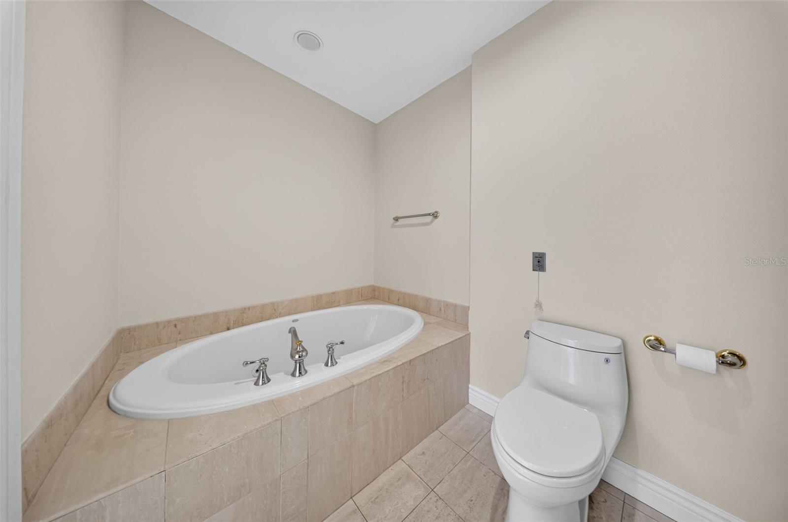 1233 N GULFSTREAM AVE #401 — photo 20