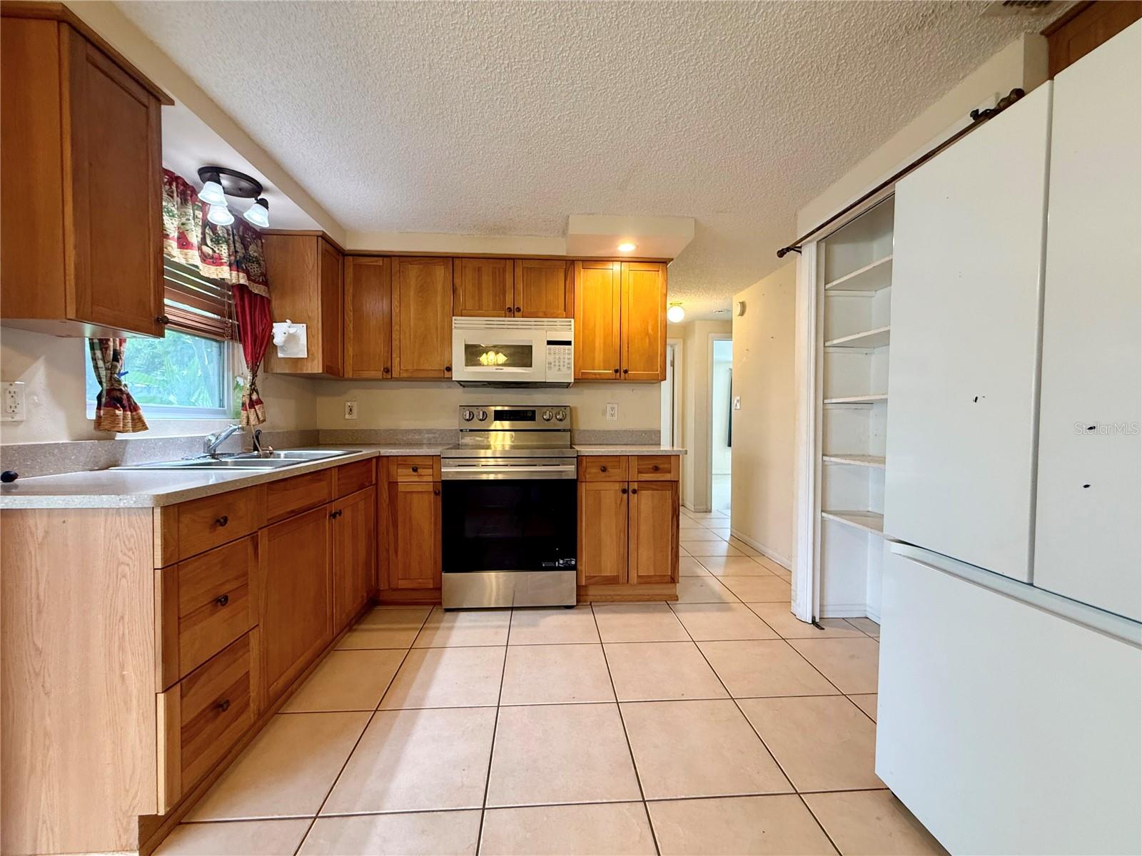 2414 TAHITIAN DR — photo 8