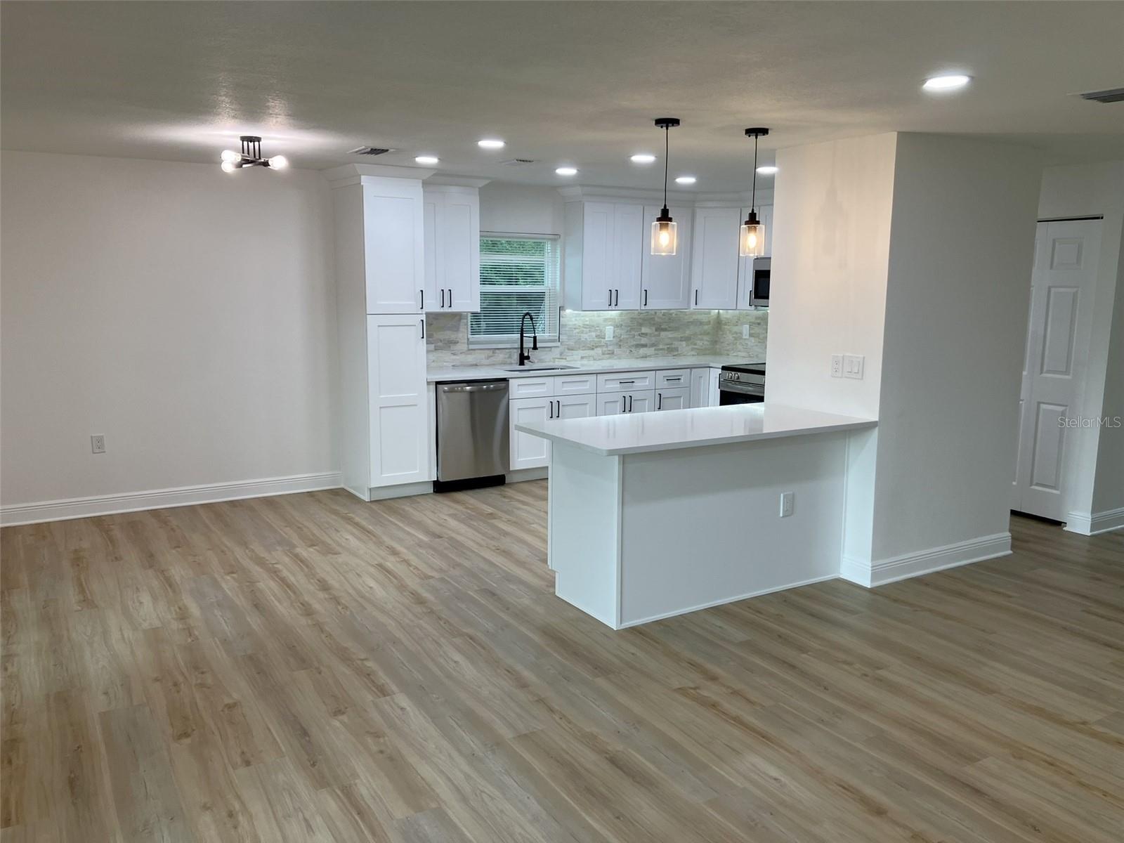 110 EVELYN CT — photo 5