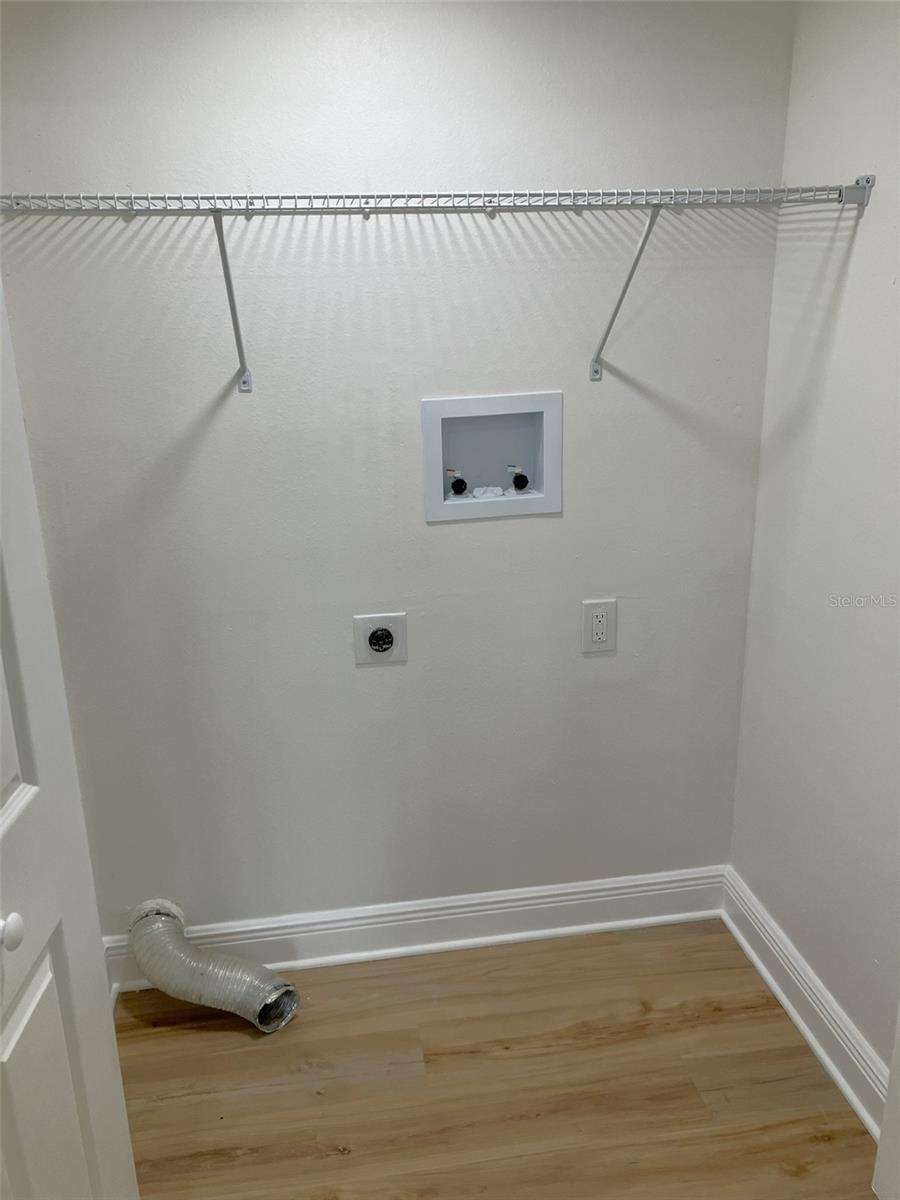 110 EVELYN CT — photo 34