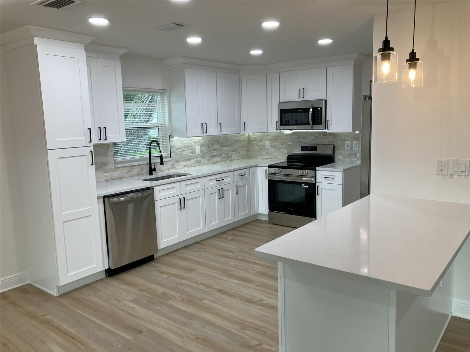 110 EVELYN CT — photo 8