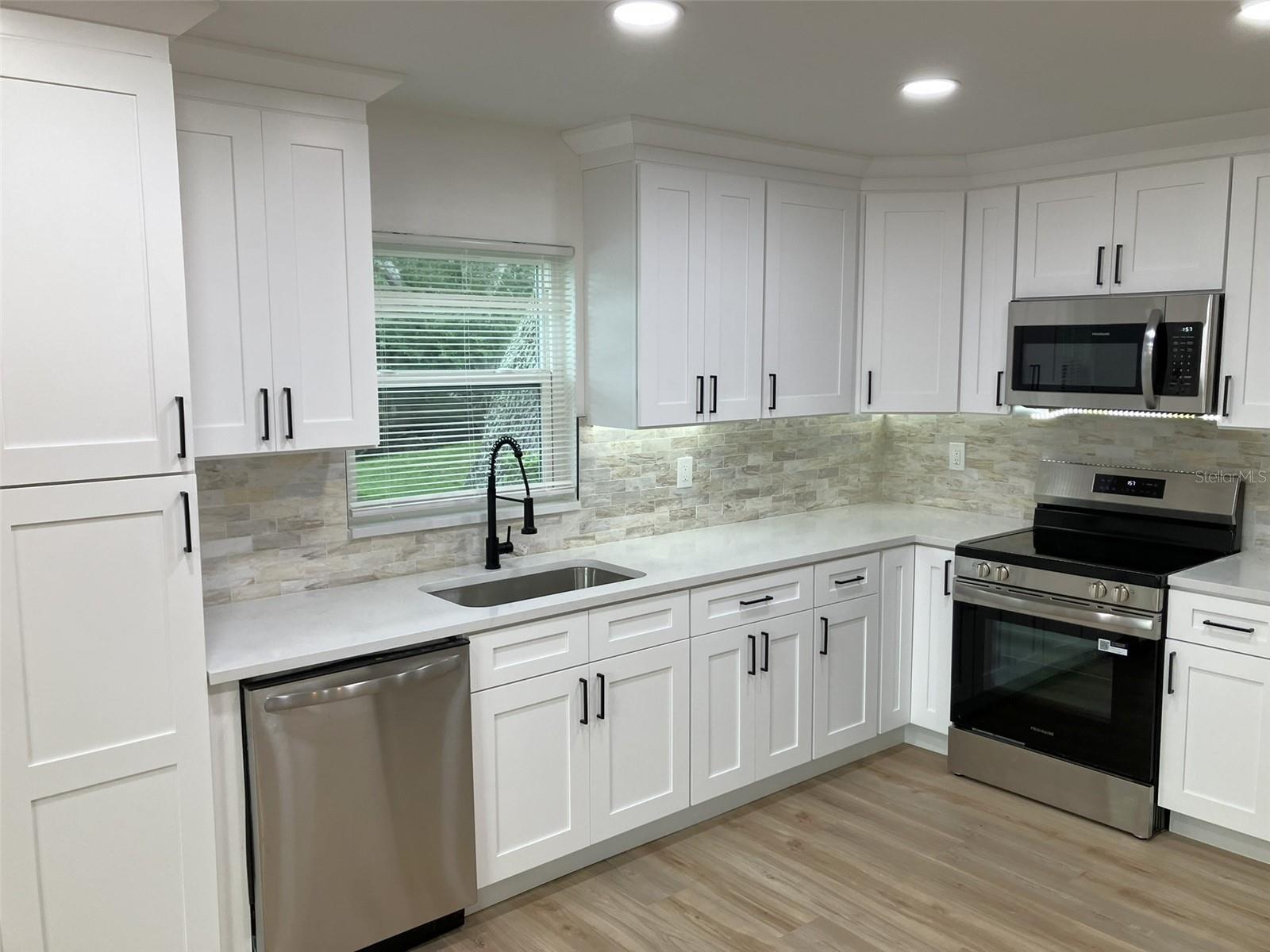 110 EVELYN CT — photo 6