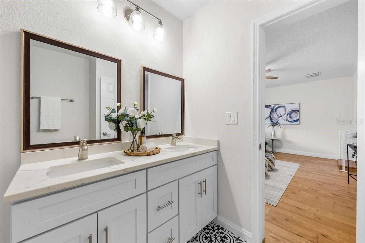 820 W WOODLAWN AVE — photo 29