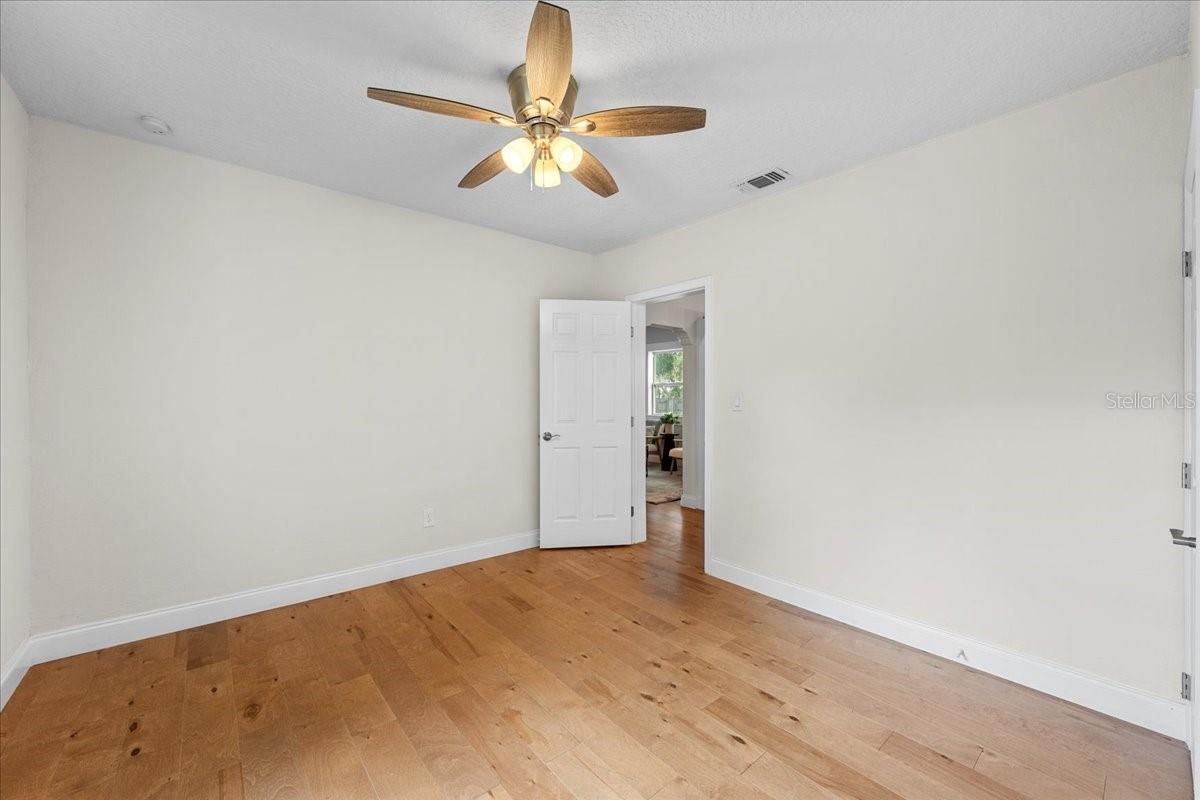 820 W WOODLAWN AVE — photo 32