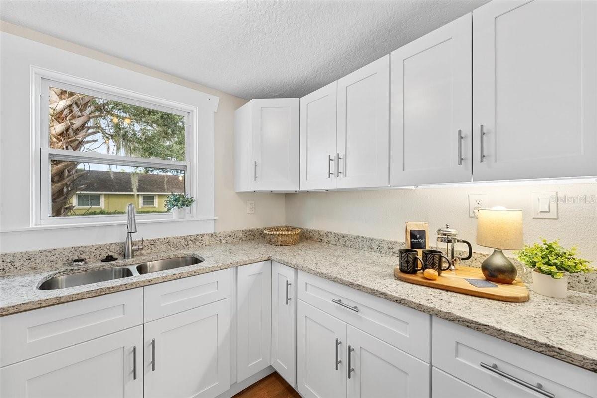 820 W WOODLAWN AVE — photo 13
