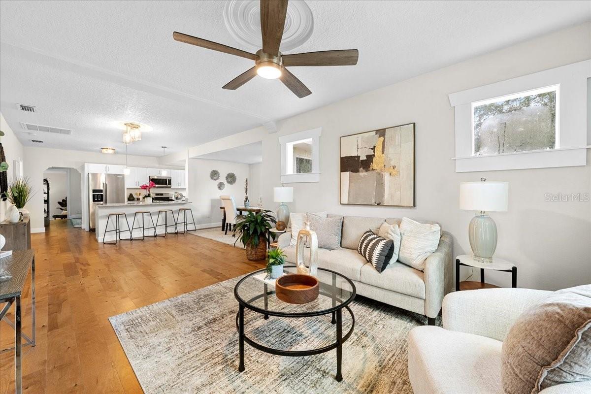 820 W WOODLAWN AVE — photo 2