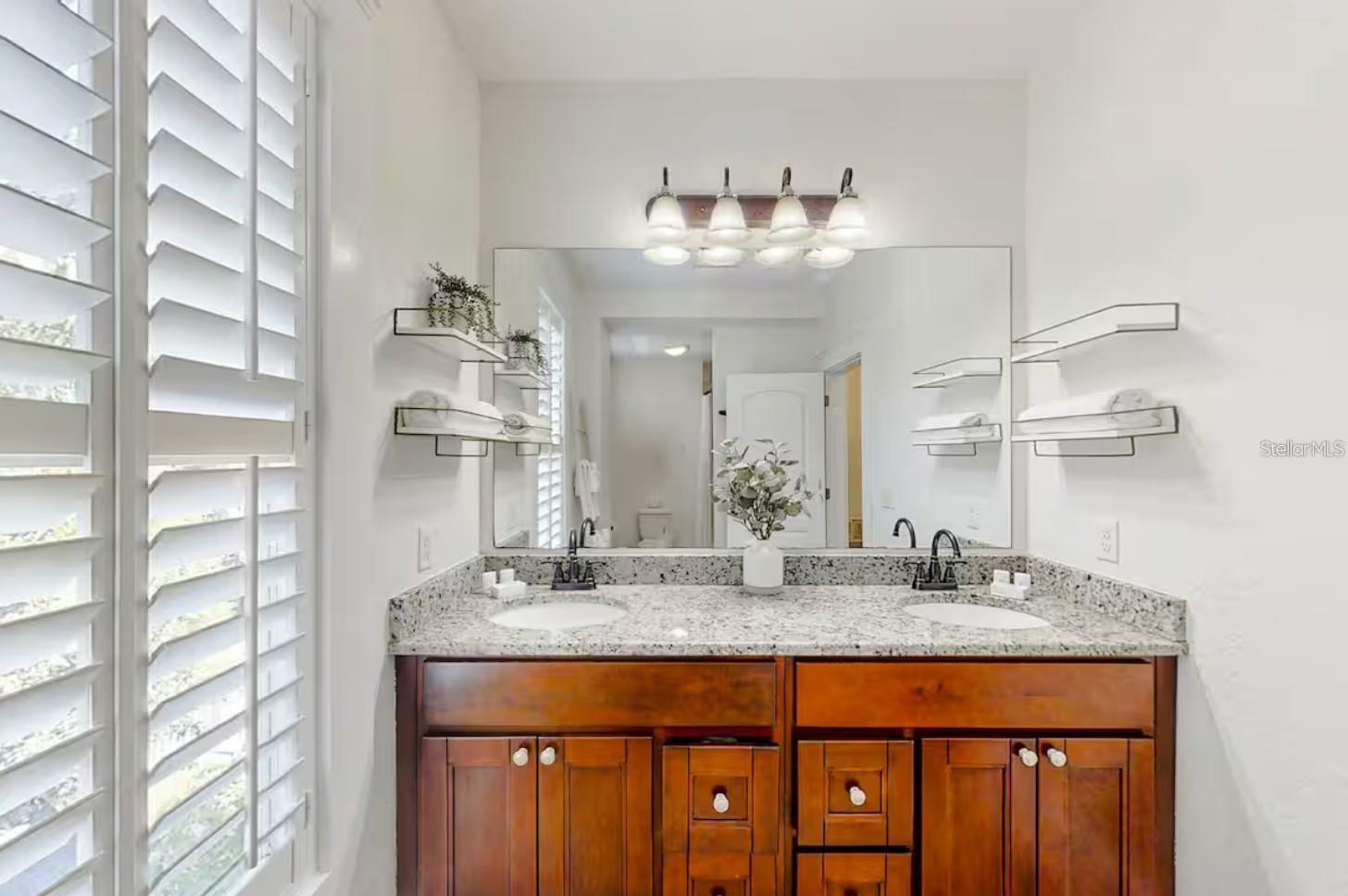 510 E AMELIA AVE — photo 18