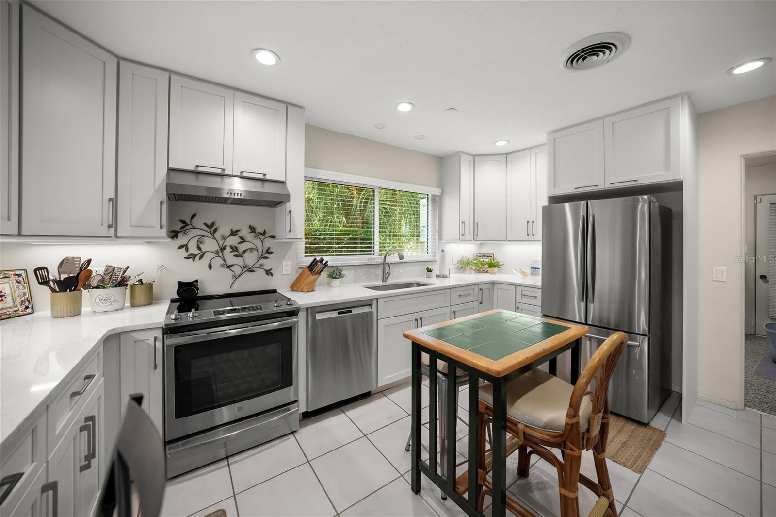 1820 STANFORD LN — photo 10