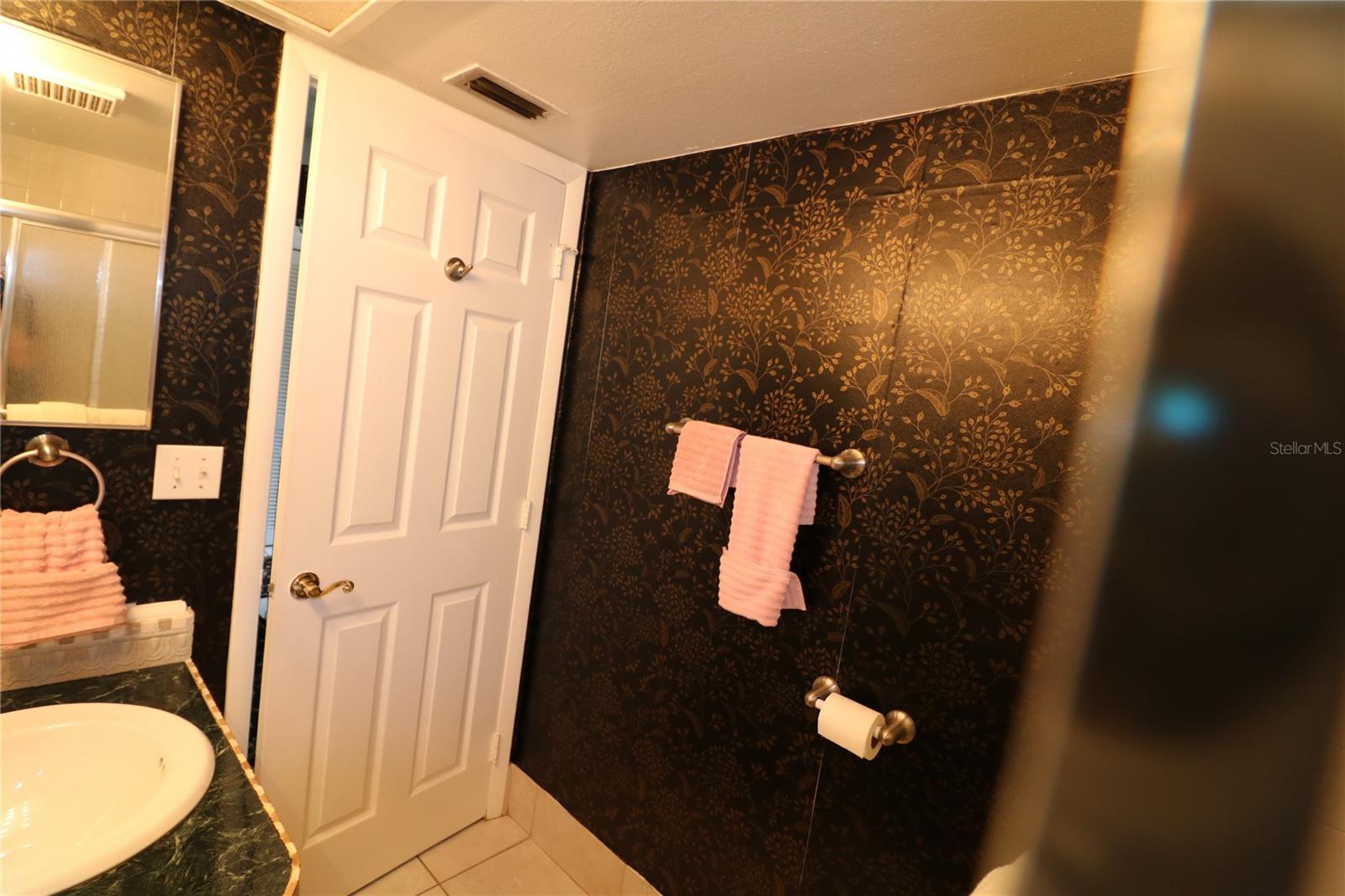 105 LAKESIDE CT #ELW VI UNIT 5 — photo 35