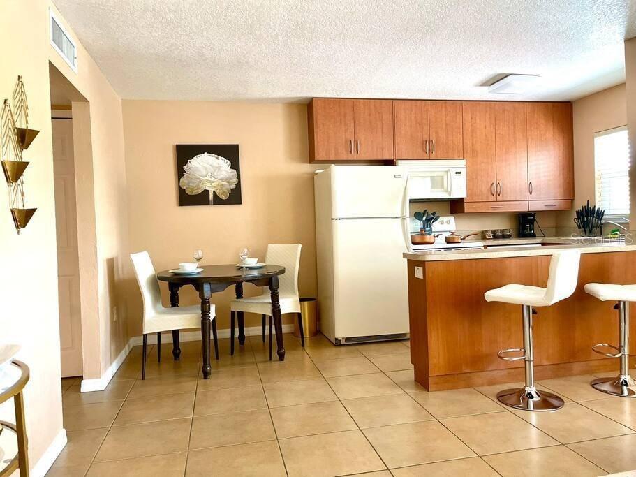 2050 ARLINGTON ST #106 — photo 2