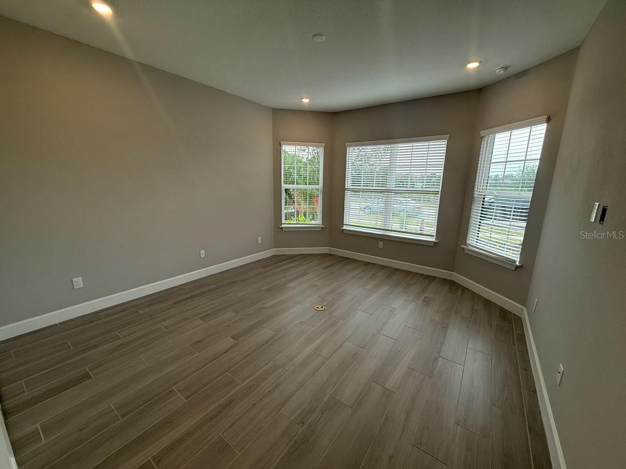 7716 MOONBEAM AVE — photo 4