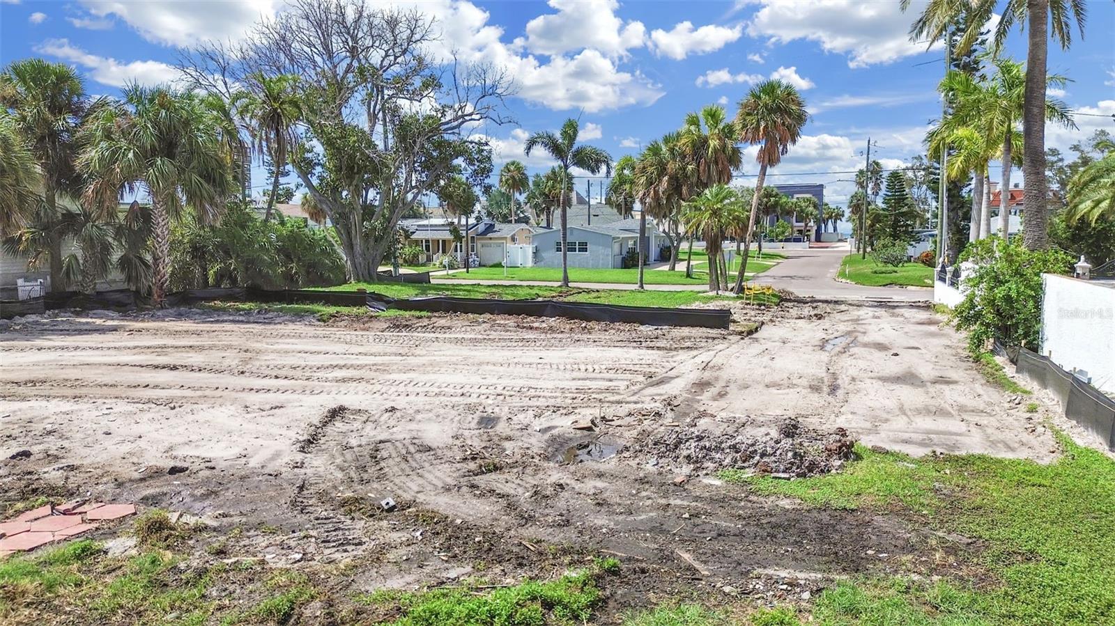 15601 REDINGTON DR — photo 32