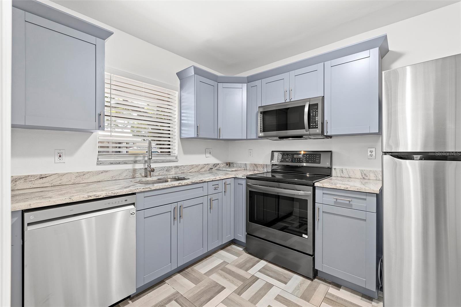2539 W UNION ST — photo 3