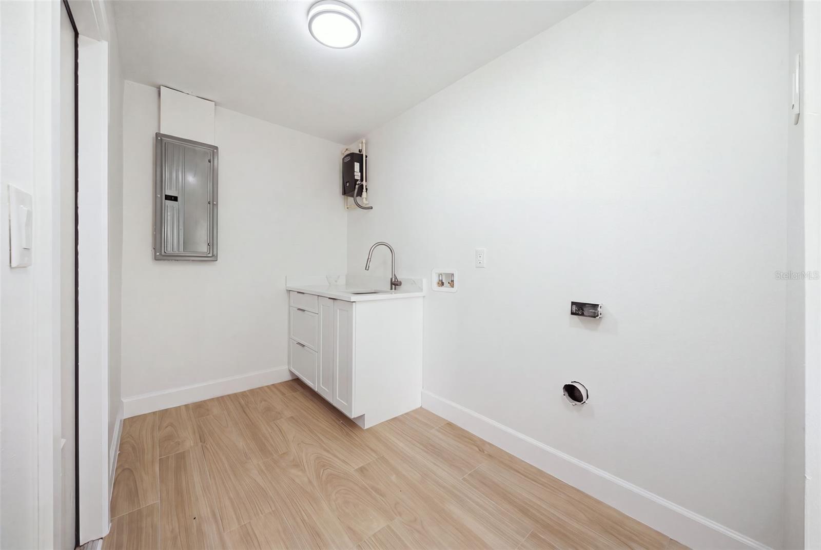 615 E DAVIS BLVD — photo 30