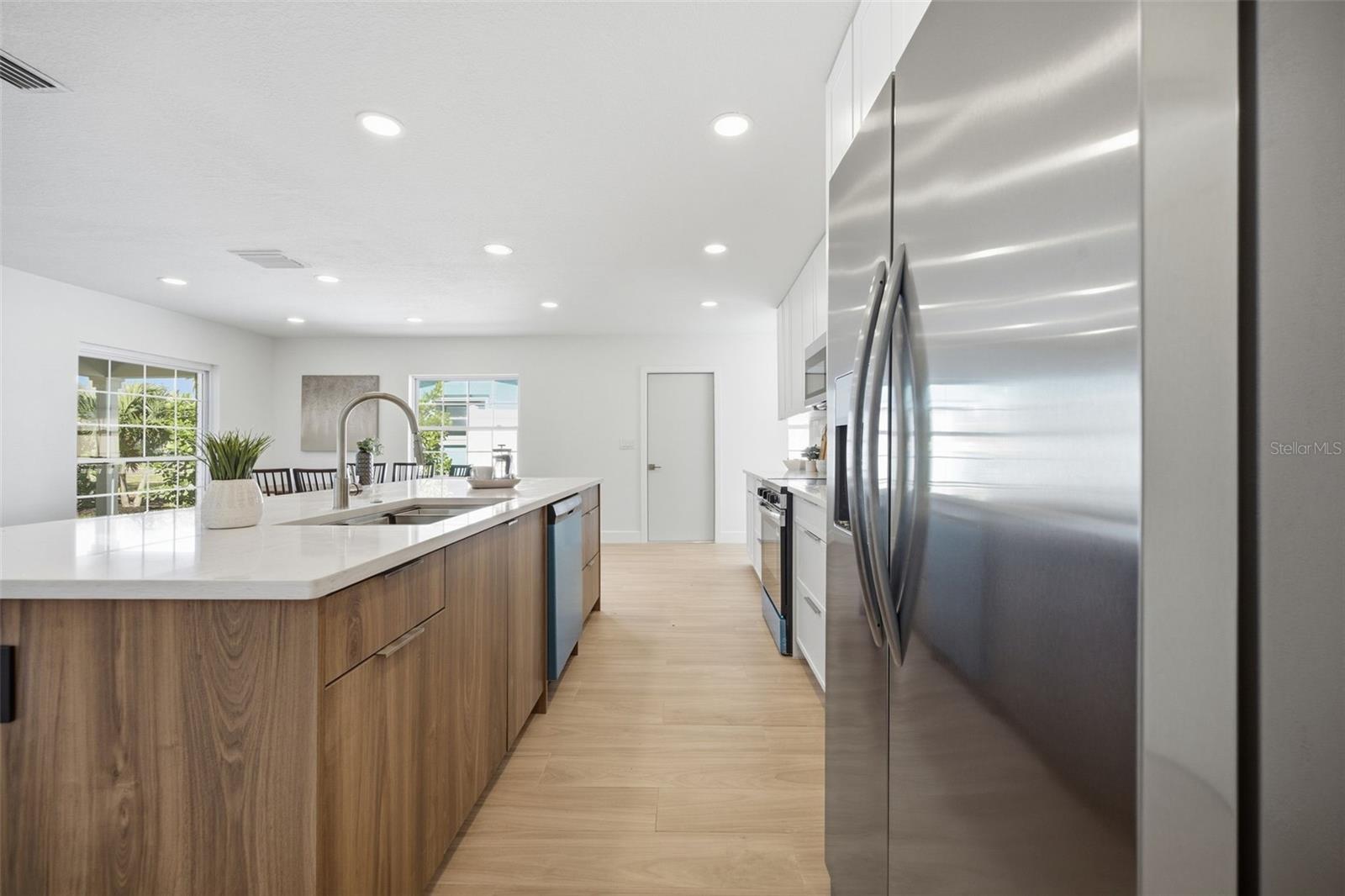 615 E DAVIS BLVD — photo 8