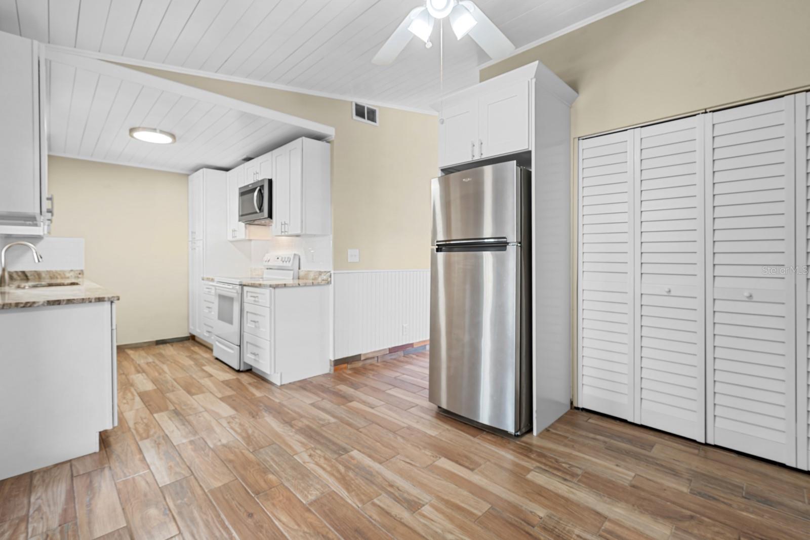 1205 MOHRLAKE DR — photo 12