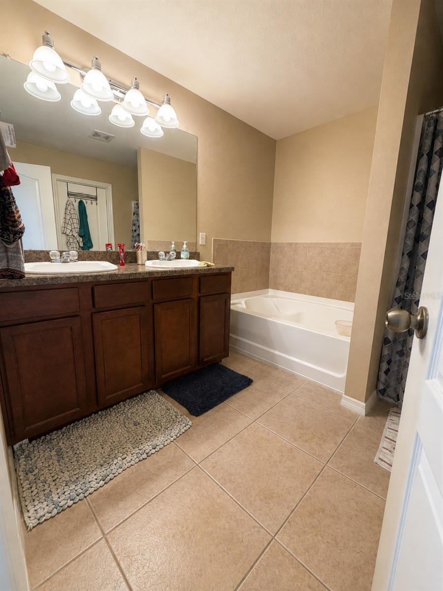 8309 TIDAL BREEZE DR — photo 10