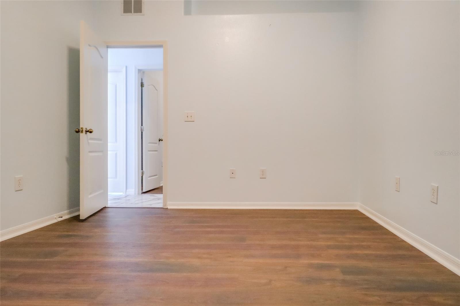 207 TAYLOR BAY LN — photo 35