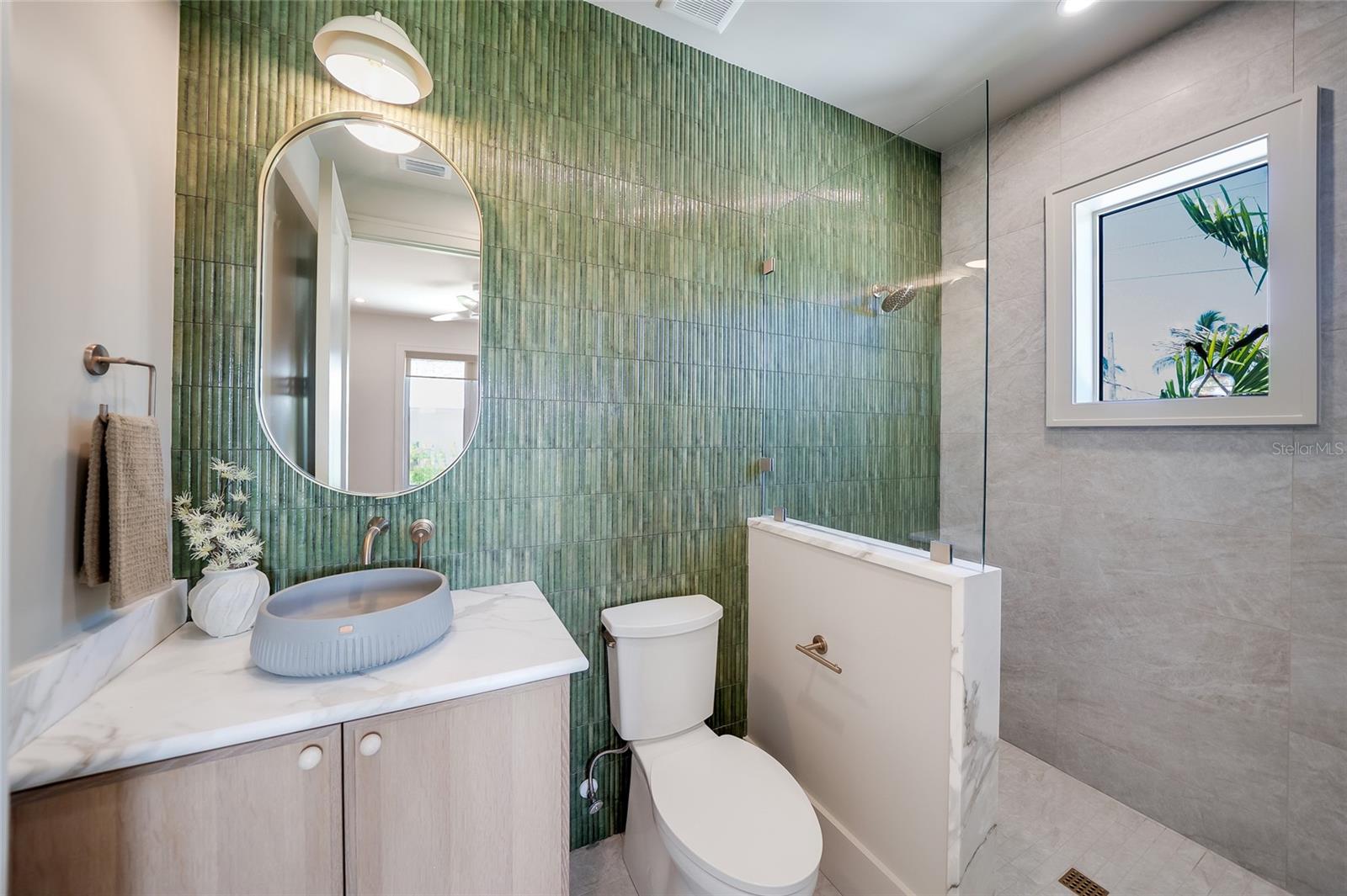 242 LAKEVIEW DR — photo 41