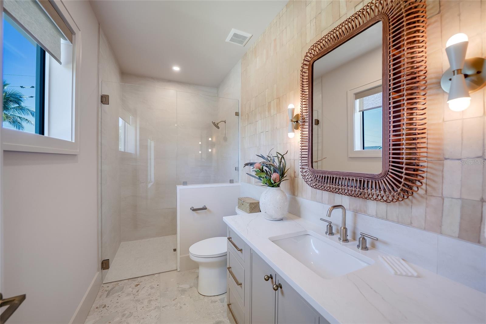 242 LAKEVIEW DR — photo 38