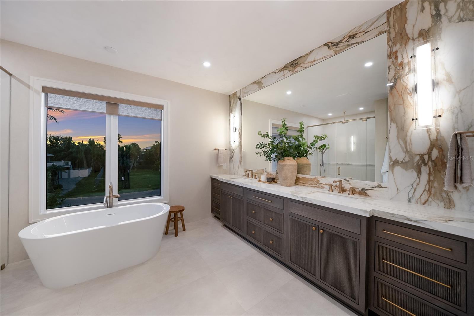 242 LAKEVIEW DR — photo 33