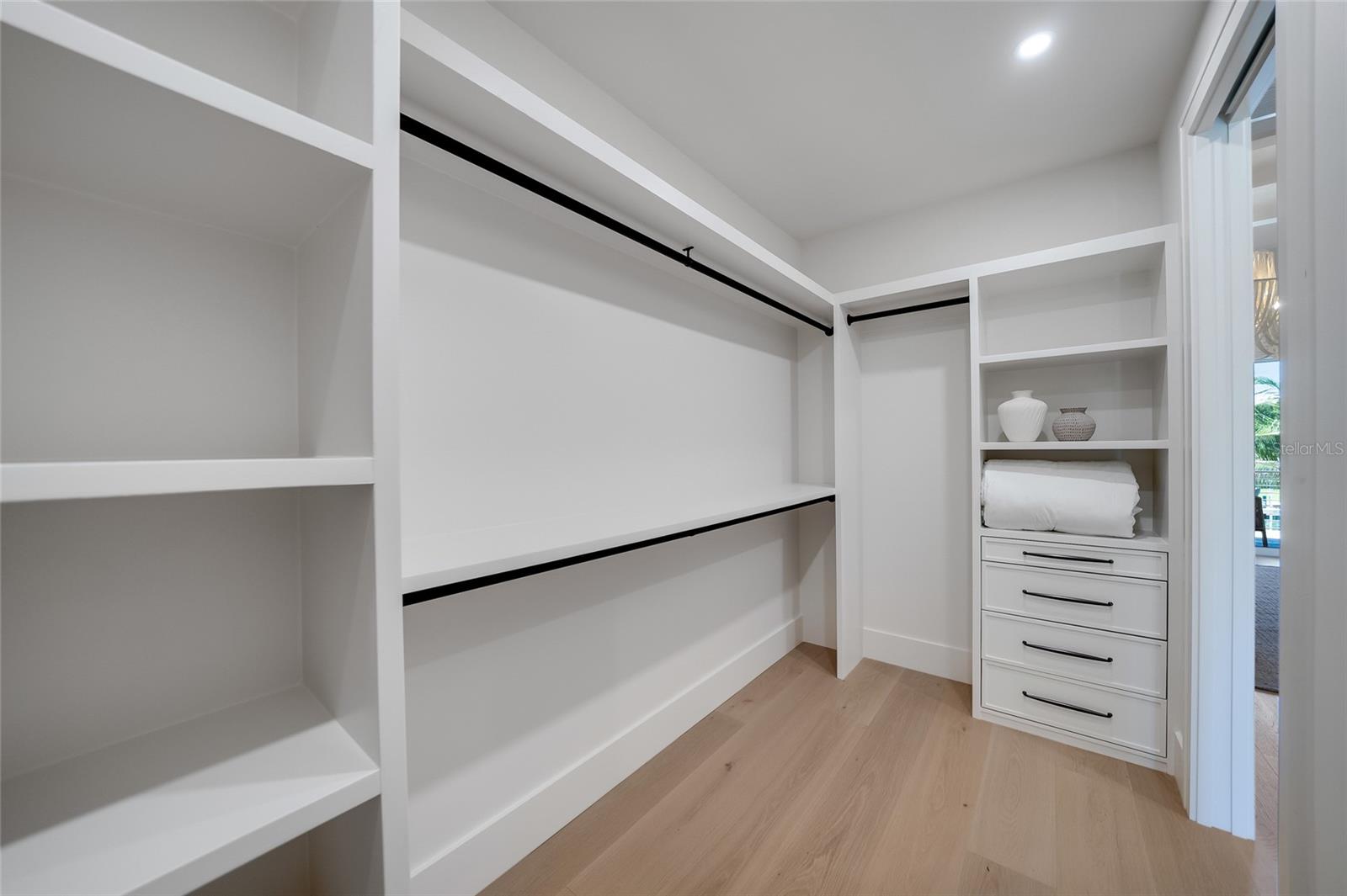 242 LAKEVIEW DR — photo 36