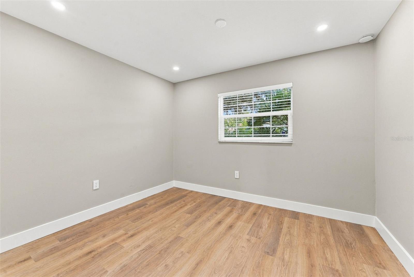 300 N BAY HILLS BLVD — photo 27