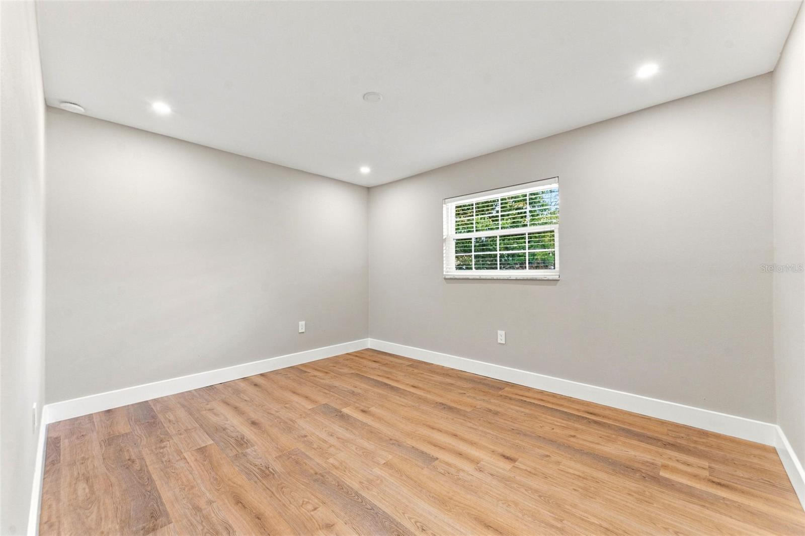 300 N BAY HILLS BLVD — photo 22